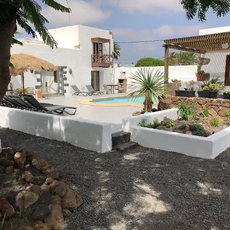 Balcon Botanico - Shared Pool - Island Location - 10 Mins Drive To Famara And La Santa